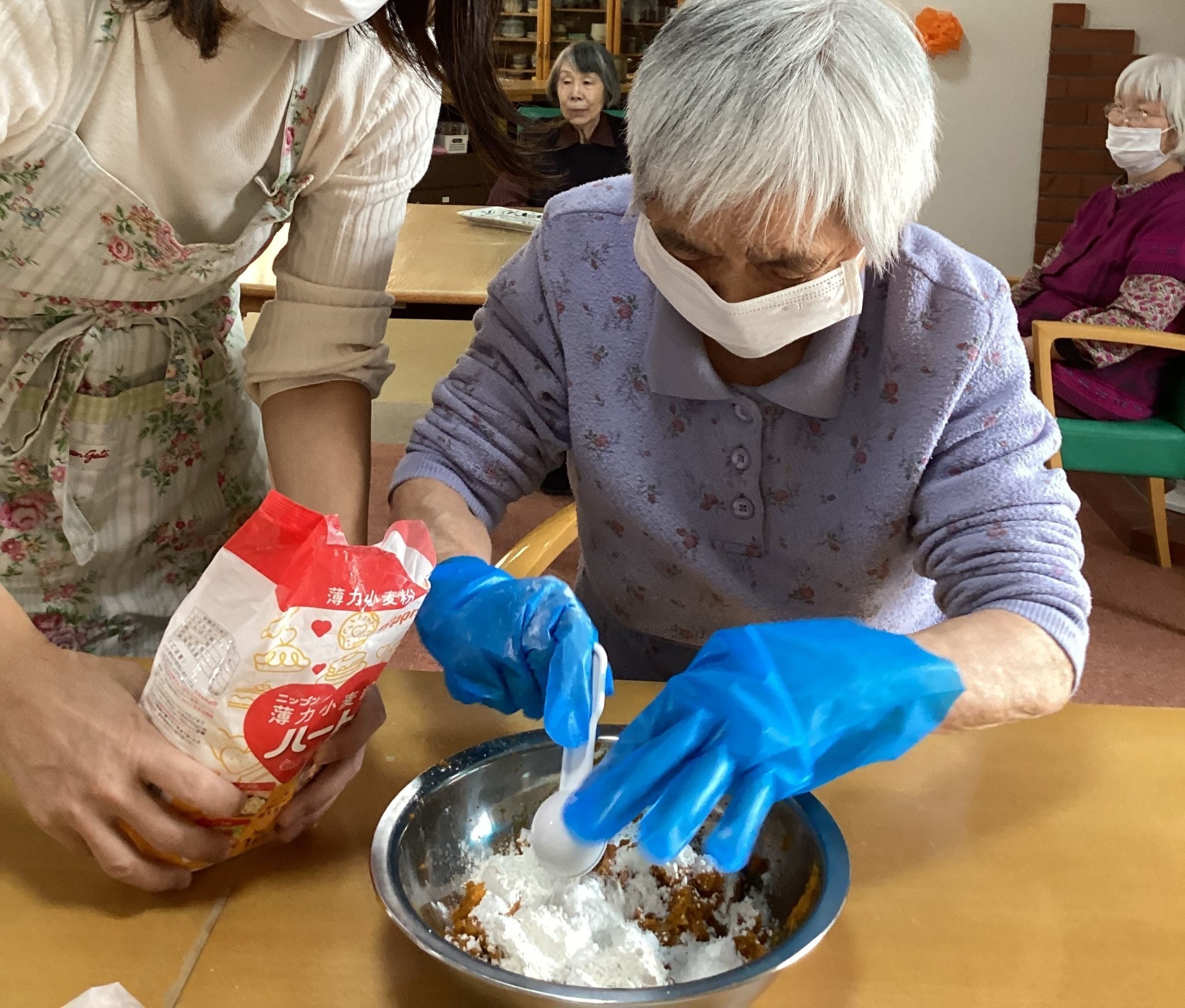 入所者の方々とおやつ作り